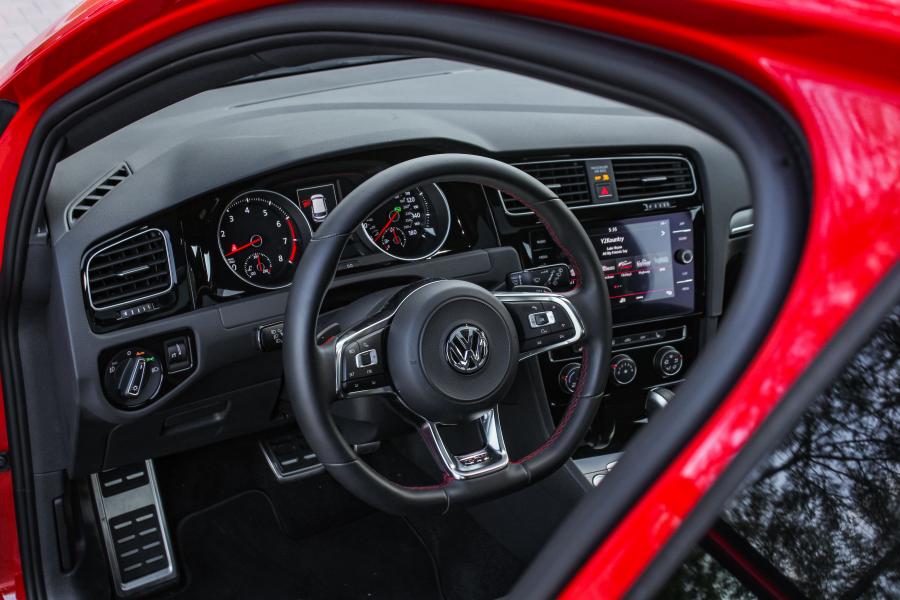 Интерьер Volkswagen Golf GTI 5-Door (Typ 5G) 2017 года  (NA) (фото 35 из 41)